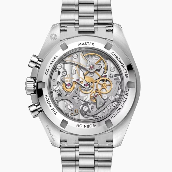 Eine Nahaufnahme des Edelstahl-Gehäusebodens der OMEGA Speedmaster Moonwatch Professional zeigt das mechanische Uhrwerk und die Gravuren: "Master Chronometer", "Co-Axial" und "The First Watch Worn On The Moon".