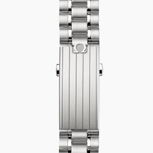 Eine Nahaufnahme der OMEGA Speedmaster Moonwatch Professional zeigt das schwarze Zifferblatt, die drei weißen Hilfszifferblätter, die Tachymeterlünette und das Edelstahlarmband vor einem schwarzen Hintergrund.
