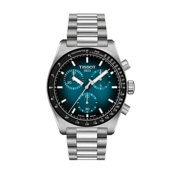 Die Tissot PR516 40MM ist eine silberne Chronographen-Armbanduhr mit Edelstahlband, blauem Zifferblatt mit Farbverlauf, drei Hilfszifferblättern, weißen Stundenmarkierungen, zwei Drückern und einer Krone auf der rechten Seite.