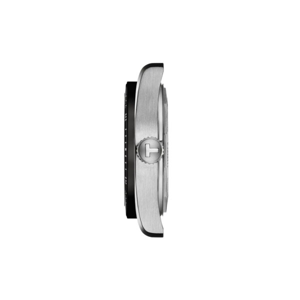 Seitenansicht der Tissot PR516 38MM mit einem eleganten silbernen Gehäuse, einer schwarzen Lünette und einer auffälligen Krone mit Logogravur, alles auf einem schlichten weißen Hintergrund.