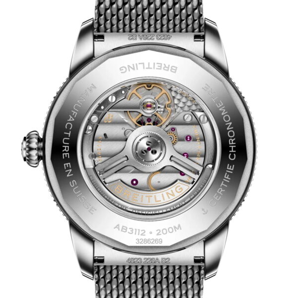 Die Nahaufnahme der Breitling Superocean Heritage B31 Automatic 44 zeigt ihr mechanisches Uhrwerk durch einen transparenten Gehäuseboden, der den Blick auf die sichtbaren Zahnräder und den eingravierten Text auf dem Rand freigibt, alles an einem Metallarmband.