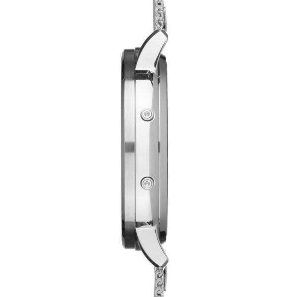 Seitenansicht der Junghans Milano Mega Solar mit silbernem, schlankem Gehäuse, Netzband, zwei Drückern auf dem Gehäuse und minimalen Details auf weißem Hintergrund.