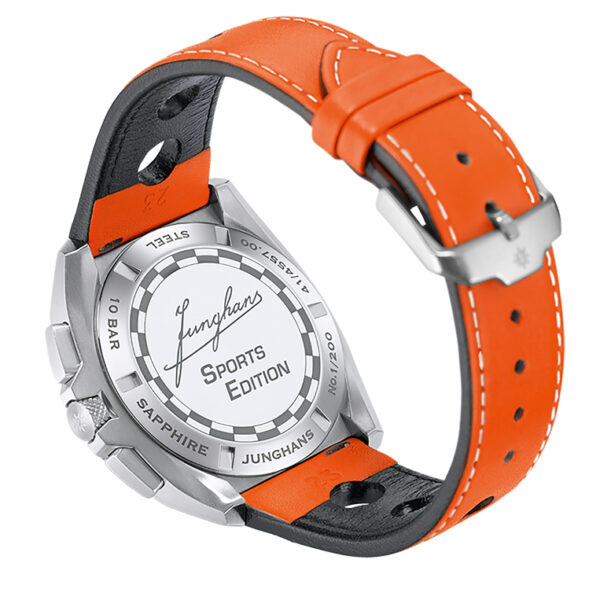 Rückansicht der Junghans 1972 Chronoscope Sports Edition 2026 mit Edelstahlgehäuse, schwarz-orangem Lederband und graviertem Gehäuseboden.