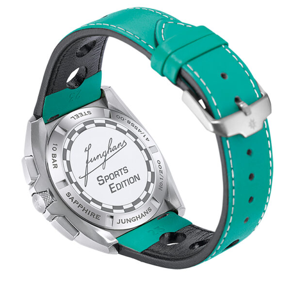 Eine Nahaufnahme der Rückseite der Junghans 1972 Chronoscope Sports Edition 2026 Armbanduhr mit türkisfarbenem Lederband, silbernem Gehäuse und gravierten Details auf dem Edelstahlboden.