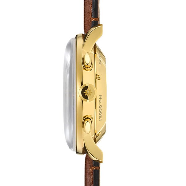 Seitenansicht der Junghans Meister Chronoscope Goldarmbanduhr mit braunem Lederarmband, mit der Krone, dem Saphirglas und der eingravierten Seriennummer auf dem Gehäuse.