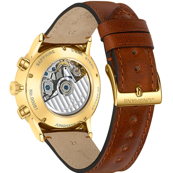 Die Junghans Meister Chronoscope ist eine goldene Armbanduhr mit einem braunen Lederarmband, auf dem das Junghans-Logo eingeprägt ist. Der transparente Gehäuseboden gibt den Blick auf das mechanische Innenleben frei.