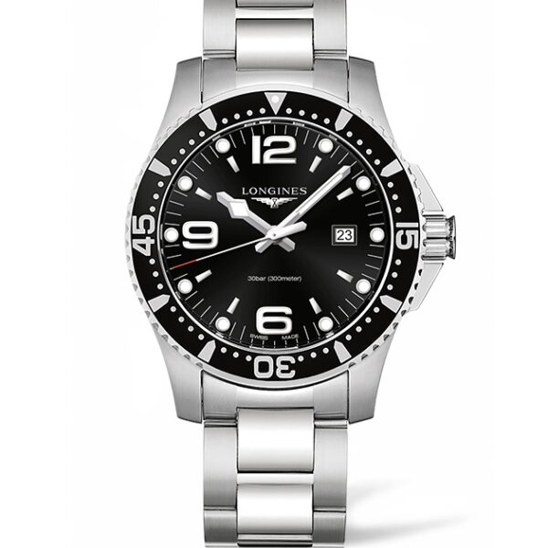 Die Longines HydroConquest ist eine Armbanduhr aus Edelstahl mit einem schwarzen Zifferblatt mit silbernen Indizes, Zeigern und weißen Ziffern, einem Datumsfenster bei 3 Uhr, einer einseitig drehbaren Lünette und einem passenden Edelstahlarmband.