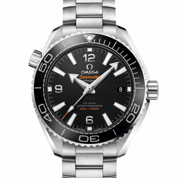 Die OMEGA Seamaster Planet Ocean 600M verfügt über ein Edelstahlgehäuse, ein schwarzes Zifferblatt mit auffälligen weißen Markierungen, silberne Zeiger, das Datum bei 3 Uhr, eine drehbare schwarze Lünette und ein Metallgliederarmband.