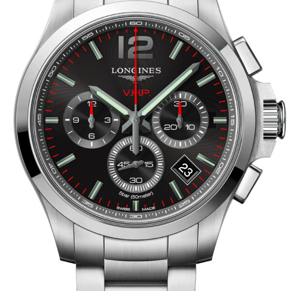 Die Longines Conquest V.H.P. ist eine Chronographenuhr aus Edelstahl mit schwarzem Zifferblatt, roten Akzenten, drei Hilfszifferblättern, einem Datumsfenster bei 4 Uhr und einem Metallgliederarmband.
