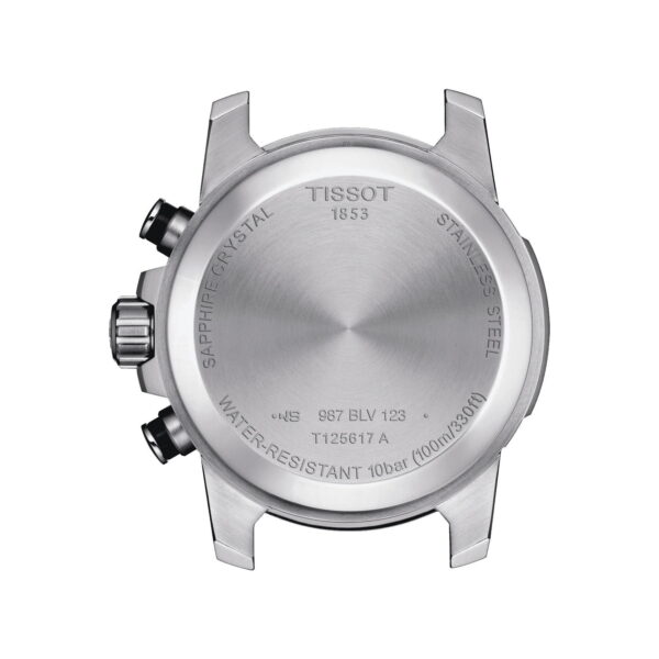 Rückansicht des Edelstahlgehäuses der Tissot Supersport Chrono mit der Gravur "Saphirglas", "Water-Resistant 10 bar (100m/330ft)" und den Modellnummern. Krone und Drücker sind an der Seite sichtbar.