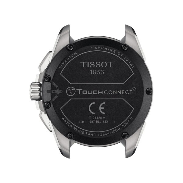 Rückansicht der Tissot T-Touch Connect Solar mit schwarzem Titangehäuse, eingraviertem Branding, "Saphirglas", CE-Kennzeichnung, Angaben zur Wasserdichtigkeit, Modelldetails und vier sichtbaren Schrauben auf dem Gehäuseboden.