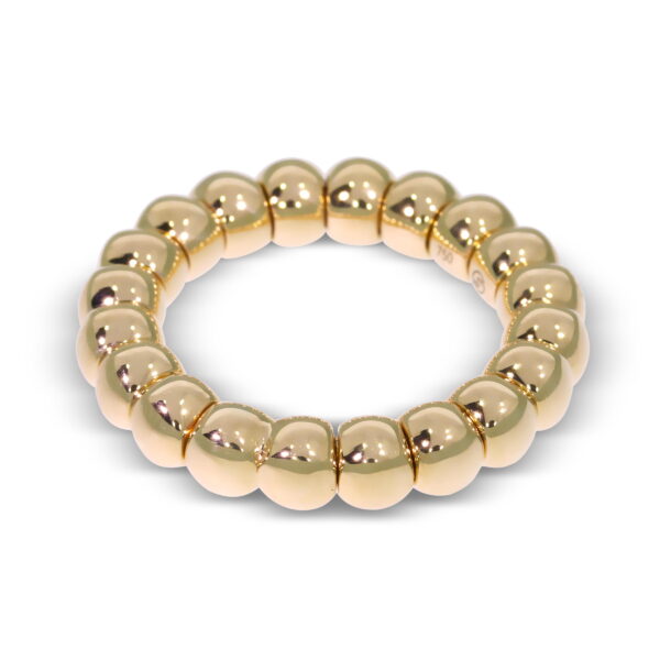 Der Scheffel Battuto Damenring ist ein goldfarbener Ring mit glänzenden, kugelförmigen Perlen, die kreisförmig angeordnet sind und auf einem weißen Hintergrund stehen.