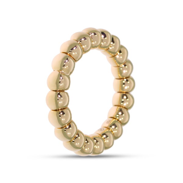 Der Scheffel Battuto Damenring ist ein goldener Ring mit glatten, abgerundeten Perlen, die in einer nahtlosen Schleife verbunden sind. Er ist aufrecht auf weißem Hintergrund mit einem weichen Schatten darunter abgebildet.