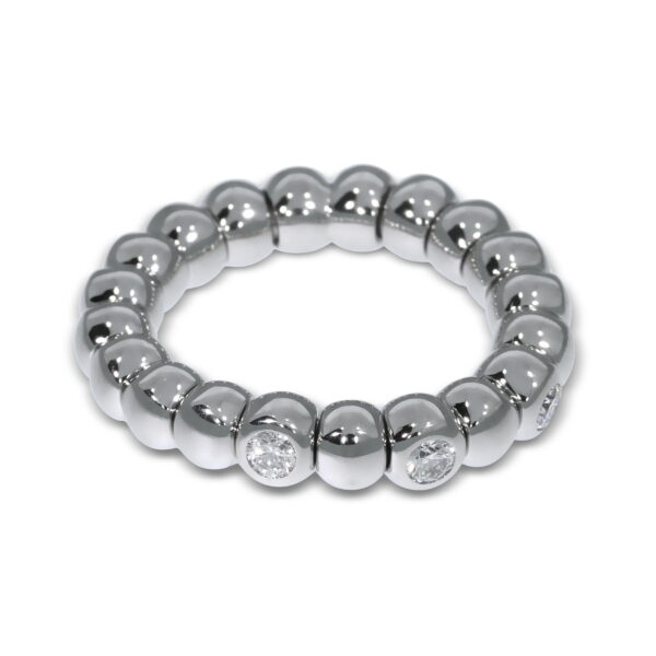 Der Scheffel Battuto Damenring ist ein Silberring mit runden, polierten Metallperlen und mehreren kleinen, gleichmäßig um das Band verteilten, eingebetteten Diamanten auf weißem Hintergrund.