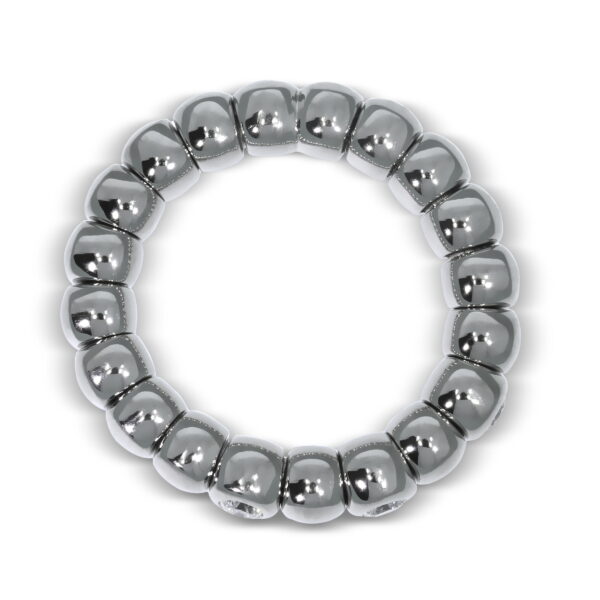 Der Scheffel Battuto Damenring, ein kreisförmiger Ring mit metallisch glänzenden, abgerundeten Perlen, die gleichmäßig in einer Endlosschleife angeordnet sind, ist auf weißem Hintergrund zu sehen.