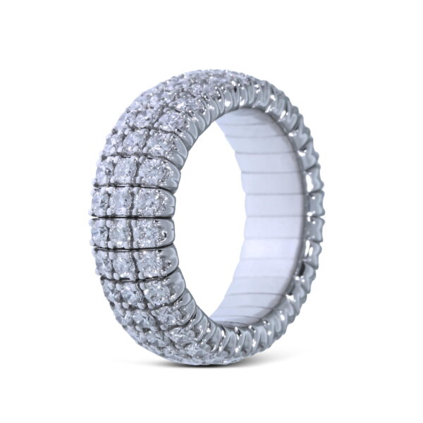Der Scheffel Stretch Griff Ring ist ein Silberband mit mehreren Reihen funkelnder Diamanten auf weißem Hintergrund.