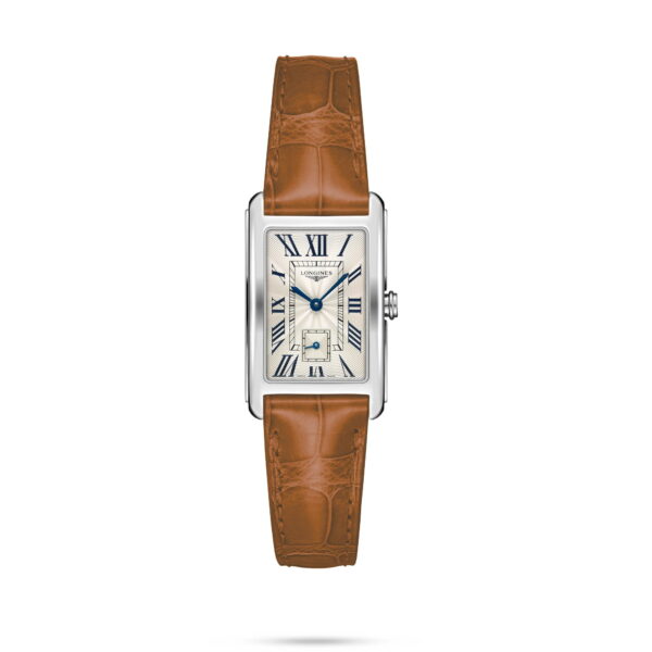 Die Longines DolceVita ist eine rechteckige silberne Armbanduhr mit einem cremefarbenen Zifferblatt mit schwarzen römischen Ziffern, blauen Zeigern, einer kleinen Sekundenanzeige und einem braunen strukturierten Lederarmband.