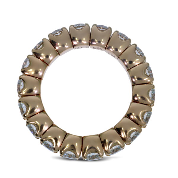 Der Scheffel Stretch Coronet Damenring ist ein kreisförmiger Goldring mit gleichmäßig verteilten runden Diamanten in glatter, gewellter Zargenfassung, die aufrecht vor einem weißen Hintergrund stehen.