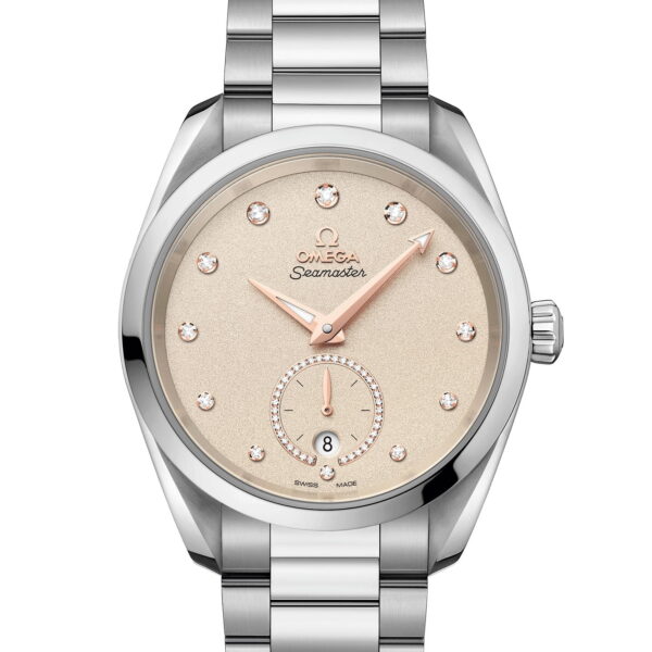 Die OMEGA Seamaster Aqua Terra 150M verfügt über ein Metallarmband, ein silbernes Gehäuse, ein beigefarbenes Zifferblatt, diamantbesetzte Indexe, roségoldene Zeiger und eine kleine Sekundenanzeige bei 6 Uhr.
