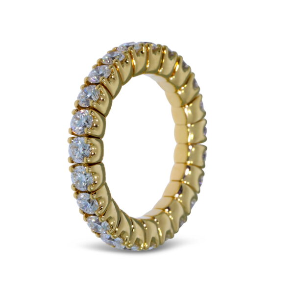 Der Scheffel Coronet Damenring ist ein goldener Ewigkeitsring mit einer durchgehenden Reihe runder weißer Diamanten, die aufrecht auf weißem Hintergrund stehen.