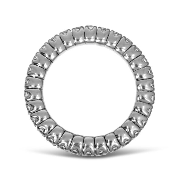 Der Scheffel Stretch Coronet Damenring zeigt silberglänzende Segmente in Form von ineinandergreifenden Zähnen oder Wirbeln, die kreisförmig angeordnet sind und auf einem schlichten weißen Hintergrund mit einem dezenten Schatten darunter stehen.