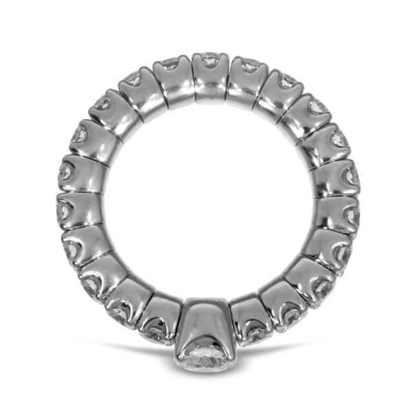 Der Scheffel Stretch Solitaire Damenring zeichnet sich durch silberne Segmente aus, die wie menschliche Zähne geformt sind und gleichmäßig um das kreisförmige Band angeordnet sind, das auf weißem Hintergrund zu sehen ist.