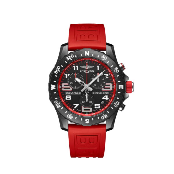 Die Breitling Endurance Pro verfügt über ein schwarzes Gehäuse, ein rotes Kautschukarmband, eine schwarze Lünette mit Kompassmarkierungen, ein schwarzes Zifferblatt mit weißen und roten Akzenten und mehrere Chronographen-Zwischenzifferblätter.