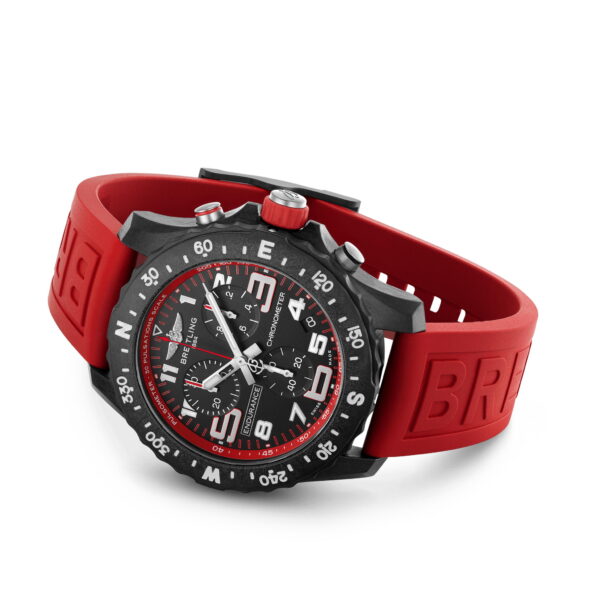 Die Breitling Endurance Pro ist eine sportliche Armbanduhr mit schwarzem Zifferblatt, mehreren Hilfszifferblättern, großen weißen und roten Ziffern, einem kräftigen roten Kautschukarmband und einer schwarzen Lünette mit weißen Markierungen.