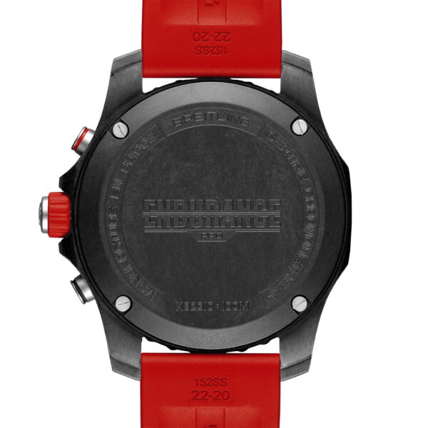 Das Bild zeigt die Rückseite einer schwarzen Breitling Endurance Pro Uhr mit rotem Armband und eingraviertem Branding und Angaben wie "100M", "Breitling" und "Endurance Pro" auf dem Gehäuseboden.
