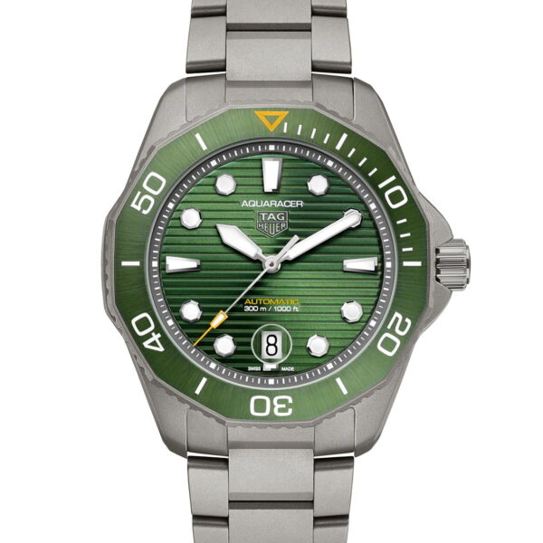 Die TAG Heuer Aquaracer Professional 300 hat ein grünes Zifferblatt und eine grüne Lünette, silberne Indexe, ein Datumsfenster bei 6 Uhr und ein silbernes Metallarmband.