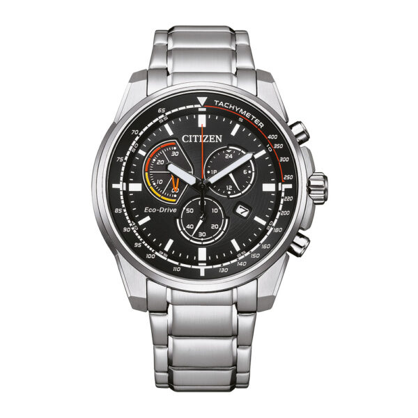 Die Citizen Eco-Drive AT1190-87E ist eine Edelstahl-Chronographenuhr mit schwarzem Zifferblatt, drei Hilfszifferblättern, orangefarbenen und weißen Akzenten, einer Tachymeterlünette und einem Metallgliederarmband.