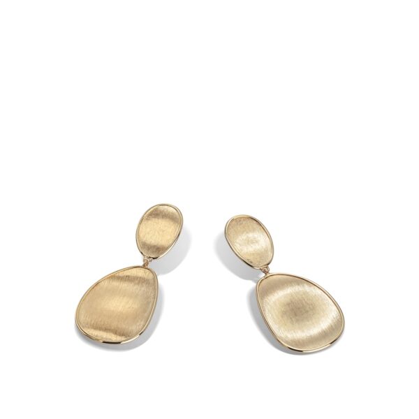 Die Marco Bicego Lunaria Ohrhänger sind goldene Tropfenohrringe mit gebürstetem Finish. Sie bestehen aus einem ovalen Ohrstecker, der mit einem größeren, unregelmäßigen, tropfenförmigen Anhänger verbunden ist. Abgebildet auf weißem Hintergrund.