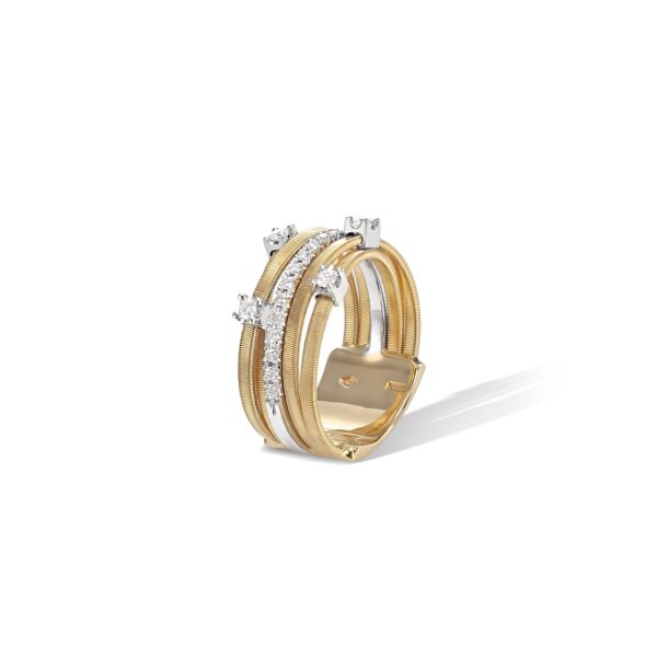 Der Marco Bicego Goa Ring Weite 57 besteht aus drei goldenen Bändern, von denen eines mit funkelnden, in Weißgold gefassten Diamanten besetzt ist, die auf einem weißen Hintergrund stehen.