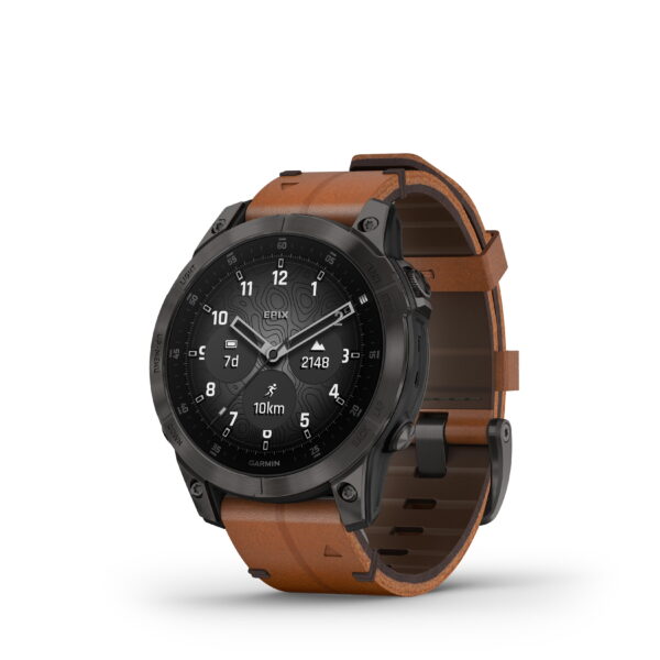 Die Garmin Epix (Gen 2) ist eine schwarze Smartwatch mit rundem Gesicht und braunem Lederarmband, die auf ihrem Display digitale Messwerte wie Entfernung, Schritte, Akku und Benachrichtigungen anzeigt.