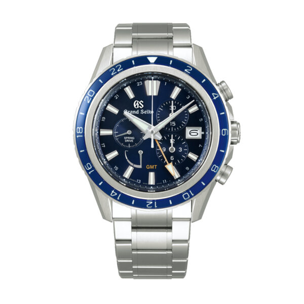 Die Grand Seiko Evolution 9 verfügt über ein silbernes Gehäuse, eine blaue Lünette und ein blaues Zifferblatt, silberne Indexe, drei Hilfszifferblätter, ein Datum bei 3 Uhr, ein Metallarmband und einen orangefarbenen GMT-Zeiger, der auf dem Zifferblatt hervorsticht.