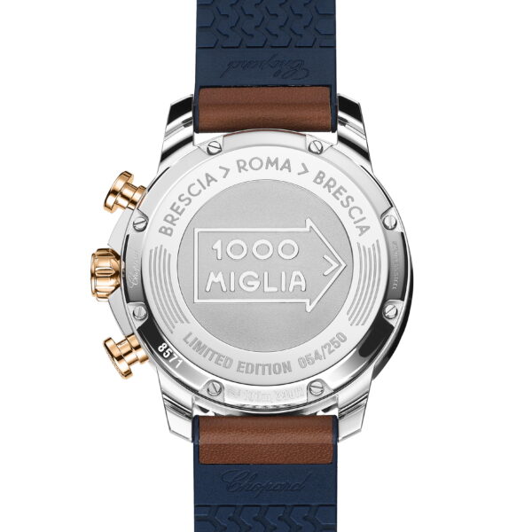 Eine Nahaufnahme des Gehäusebodens der Chopard Mille Miglia GTS - Race Edition mit der Gravur "1000 Miglia", einem blau-braunen Armband, goldenen Knöpfen, der Limited Edition 084/250 und den Städten "Brescia > Roma > Brescia".