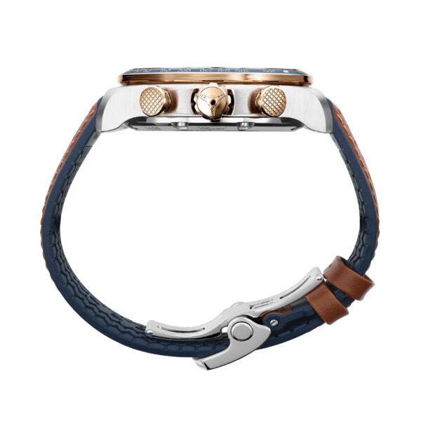 Seitenansicht der Chopard Mille Miglia GTS - Race Edition Armbanduhr mit blauem Strukturarmband mit braunen Lederakzenten, einer silbernen Schließe und einem Gehäuse aus Silber und Roségold mit zwei gerändelten Kronen und einer zentralen Logokrone.