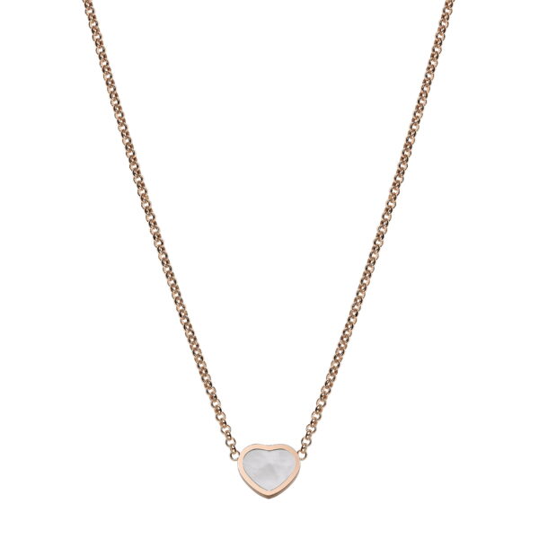 Das Chopard My Happy Hearts Collier ist ein zartes Collier aus Roségold mit einem kleinen, herzförmigen, weißen Anhänger an einer feinen Kette, der vor einem schlichten, weißen Hintergrund steht.