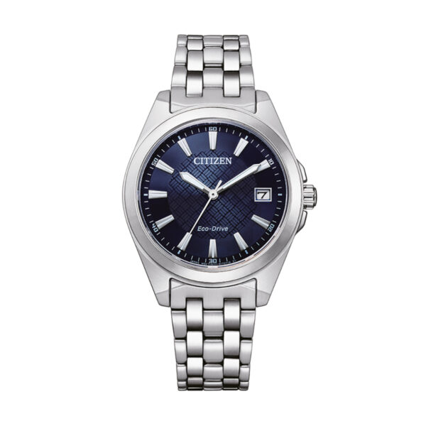 Die Citizen Eco-Drive EO1210-83L ist eine silberne Armbanduhr mit einem blau gemusterten Zifferblatt, silbernen Indexen und Zeigern, Datumsanzeige bei 3 Uhr und einem Metallgliederarmband.