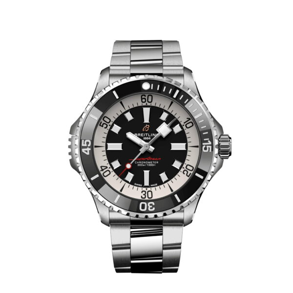 Die Breitling Superocean III Automatic 46 verfügt über ein Edelstahlgehäuse, eine silberne und schwarze Lünette, ein schwarzes Zifferblatt mit weißen Leuchtindexen und -zeigern, einen rot akzentuierten Sekundenzeiger und ein Metallgliederarmband.