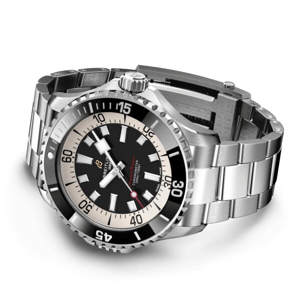 Die Breitling Superocean III Automatic 46 ist eine Edelstahluhr mit schwarzer Lünette, schwarzem und beigem Zifferblatt, silbernen Indexen und einem Gliederarmband aus Metall, das schräg auf einem weißen Hintergrund abgebildet ist.
