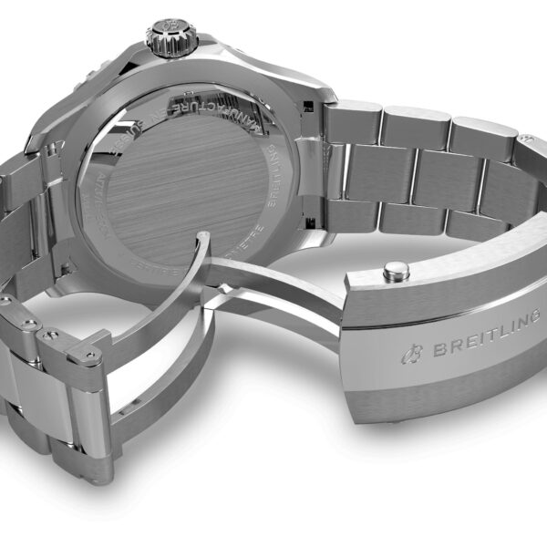 Nahaufnahme einer silbernen Breitling Superocean III Automatic 46 Armbanduhr mit offenem Metallarmband, Faltschließe und graviertem Gehäuseboden mit Branding und technischen Daten.