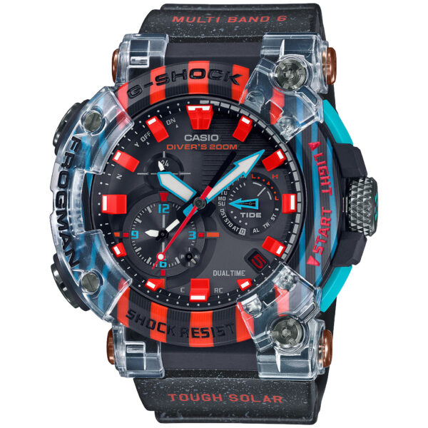 Die G-Shock Pro Master of G Frogman ist eine Taucheruhr mit schwarzem und transparentem Gehäuse, roten Akzenten, türkisfarbenen Details, analog-digitalen Anzeigen, beschrifteten Knöpfen und den Texten "TOUGH SOLAR" und "MULTI BAND 6".