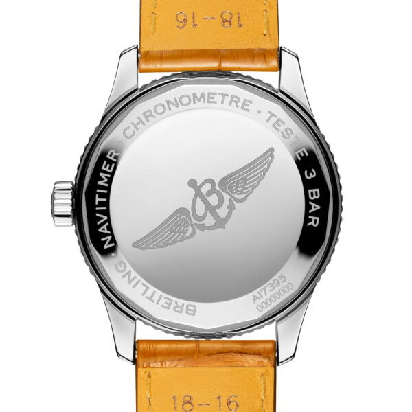Die Breitling Navitimer Automatic 35 verfügt über einen silbernen Gehäuseboden mit einem eingravierten geflügelten Logo und Aufschriften: "BREITLING", "CHRONOMETRE", "NAVITIMER" und "3 BAR". Sie ist mit einem hellbraunen Lederarmband ausgestattet.