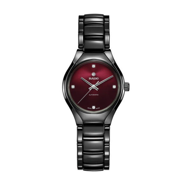 Die Rado True Automatic Diamonds ist eine elegante schwarze Armbanduhr mit Metallband, einem tiefroten Zifferblatt mit Farbverlauf, vier diamantenen Indexen, silbernen Zeigern und "RADO" zusammen mit "AUTOMATIC" auf dem Zifferblatt.