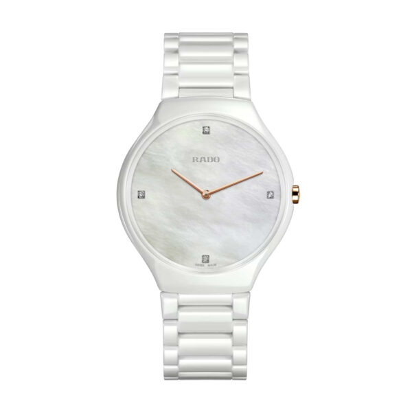 Die Rado True Thinline Diamonds ist eine elegante Armbanduhr mit weißem Keramikband, rundem Perlmuttzifferblatt, minimalen Markierungen, vier Diamantindizes sowie Zeigern und Krone aus Roségold.