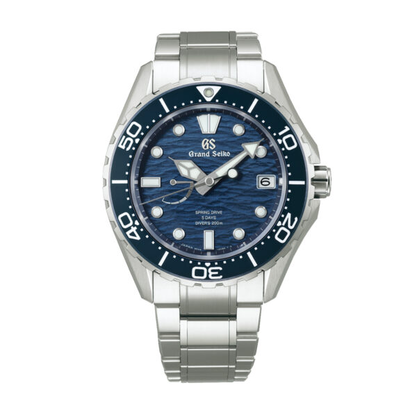 Die Grand Seiko Ushio Blue Diver verfügt über ein Edelstahlband, eine blaue Lünette, ein gemustertes blaues Zifferblatt mit Leuchtmarkierungen und kräftigen Zeigern, ein Datum bei 3 Uhr und den Text "Diver's 200m" über 6 Uhr.