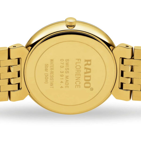 Rückansicht einer goldfarbenen Rado Florence Classic Diamonds Uhr mit einem polierten Gehäuseboden mit der Gravur "Rado Florence, Swiss Made, 073.3914.4, Water-Resistant, 5bar (50m)" und einem passenden Goldarmband.
