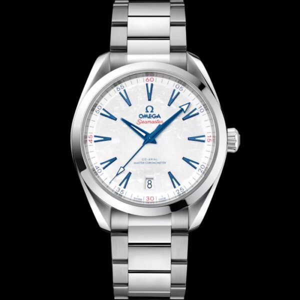 Die OMEGA Seamaster Aqua Terra verfügt über ein Edelstahlgehäuse, ein silbernes Zifferblatt, blaue Indexe und Zeiger, rote Akzente und ein Datumsfenster bei 6 Uhr auf schwarzem Hintergrund.