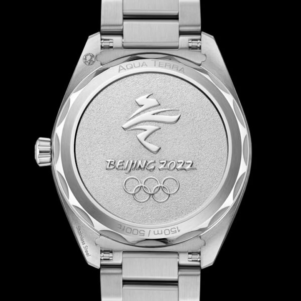 Rückansicht der OMEGA Seamaster Aqua Terra in Silber mit dem eingravierten Emblem der Olympischen Winterspiele 2022 in Peking und den olympischen Ringen auf dem Gehäuse sowie "Aqua Terra", "150M/500ft" und "Swiss Made" am Rand.